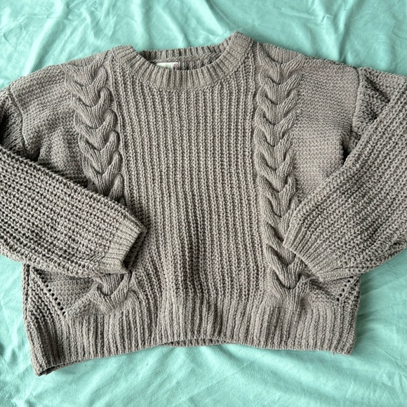 🌟 Child's Grey Knit Sweater (M) – Cozy & Classic! - Picture 2 of 4
